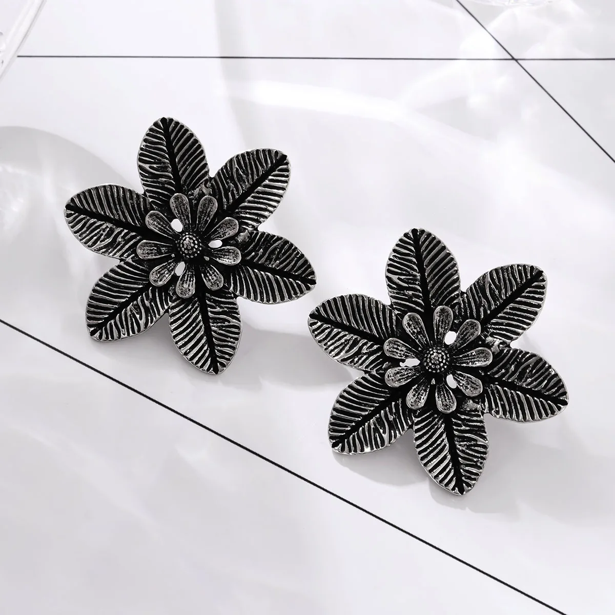A pair of ethnic style flower  - Ethnic Chic Fashion recension och pris