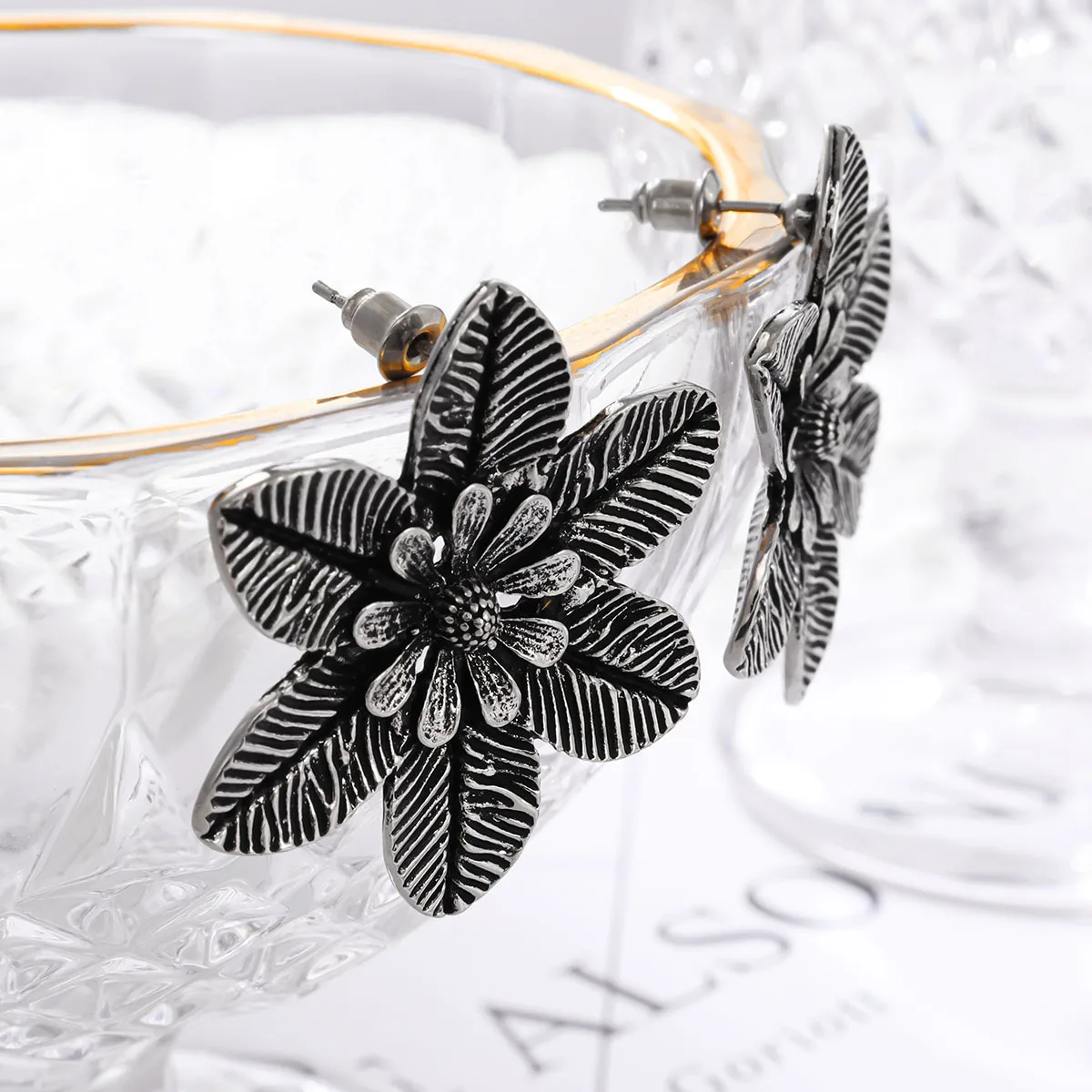 A pair of ethnic style flower  - Ethnic Chic Fashion recension och pris